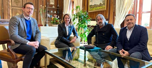 La alcaldesa de la capital, Begoña Carrasco, y el concejal de Comercio, Alberto Vidal, han abordado junto al presidente Rafael Gil la situación del sector