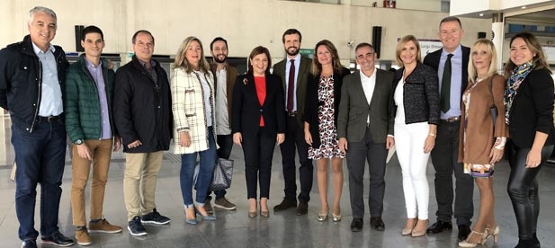 Begoña Carrasco aprovecha la visita del presidente nacional del Partido Popular para trasladarle la situación de escalada creciente de muestras de apoyo al independentismo catalanista en la ciudad.