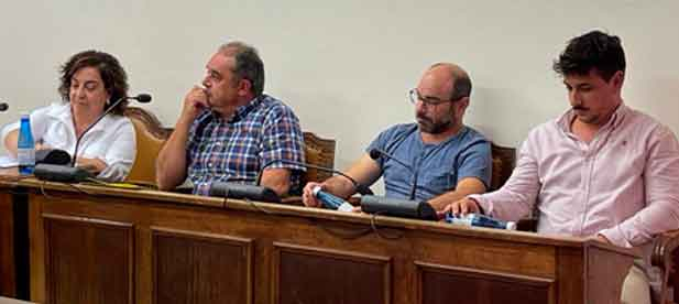 El Grupo Municipal del PP en la localidad invita al primer edil &ldquo;a poner un poco de orden&rdquo;. &ldquo;Sabemos que cada partido va a la suya, pero el ayuntamiento es de todos, no es su cortijo&rdquo;