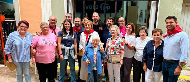 Daniel Meseguer, número uno de las listas del PP, junto al presidente del PP de Navajas, Nacho Navarro, transmiten a la consellera los desafíos a los que se enfrenta la localidad