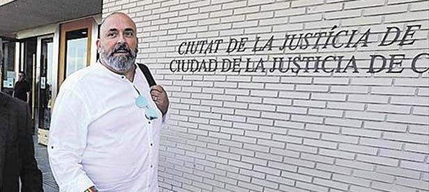 Enric Nomdedéu acusado junto a la exvicealcaldesa de Castellón, Ali Brancal, están procesados por el presunto uso del servicio postal municipal del Ayuntamiento de Castellón para enviar papeletas electorales en 2014.