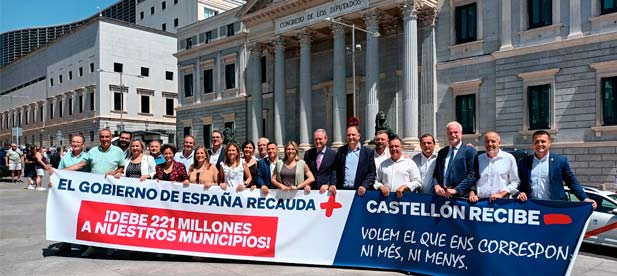 El primer edil participó, junto a otros alcaldes de toda España, en la concentración celebrada la semana pasada frente al Congreso de los Diputados de Madrid para reclamar el dinero que el Gobierno de España debe al municipio