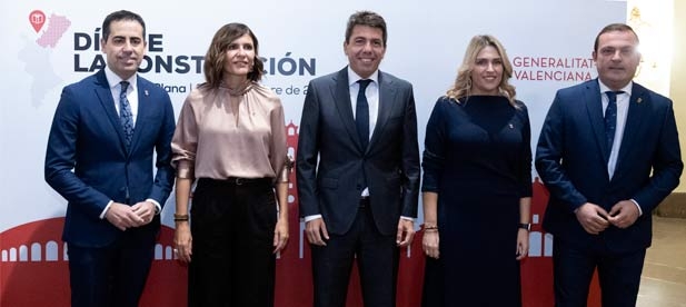 La Diputación de Castellón ha acogido la celebración del Consell por el Día de la Constitución en un acto en el que se ha hecho entrega de la Distinción por la Defensa de los Derechos y Libertades Constitucionales a los diputadosy senadores de la CV.