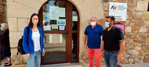 Sara Escrig, alcaldesa de Benafigos, reivindica la asistencia que merece el pueblo. “No es posible que en plena pandemia perdamos un recurso básico”, lamenta