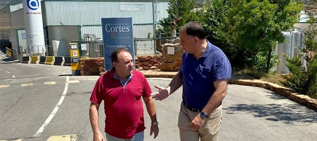 Aguilella: “La carretera de acceso a la planta embotelladora necesita un asfaltado urgente y también una ampliación porque ahora no pueden pasar dos camiones a la vez”