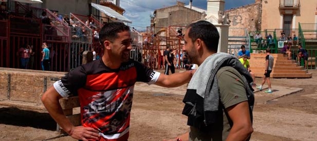 González considera urgente liberar al pabellón de fútbol sala de los bailes en fiestas y garantizar a los vecinos un espacio propio donde disfrutar.