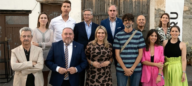 La presidenta, Marta Barrachina, ha ensalzado la cerámica porque "es el pegamento que une nuestro territorio". "No se entendería la provincia de Castellón sin la cerámica"
