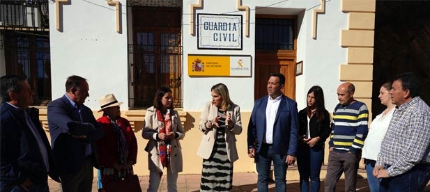 La líder del PP anuncia la presentación de una iniciativa en la Diputación y en los ayuntamientos de la provincia para evitar el cierre de los cinco cuarteles, aumentar las plantillas y frenar la eliminación de unidades del Seprona.