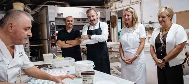 La alcaldesa destaca que escuchar y colaborar genera empleo. &lsquo;Formaci&oacute;n a la Carta&rsquo; ha impartido 20 cursos y logrado 77 inserciones (60% de empleabilidad).