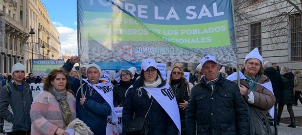 La presidenta local del PP, Lucía García, junto a los concejales Ana Obiol y José Manuel Nos, reivindican en Madrid "la garantía para los vecinos que viven desde 2021 con la inseguridad de que el PSOE pretende confiscarles sus casas", señala Obiol