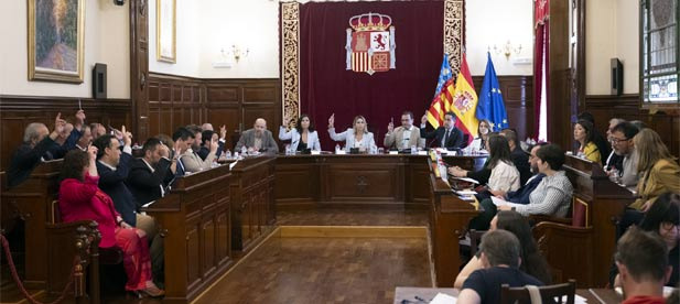 La sesión ordinaria también da luz verde a la moción en defensa al sector turístico con su demanda al Gobierno de Central de una modificación de la regulación del nuevo registro de viajeros