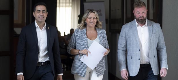 La dirigente provincial exige al alcalde la derogación inmediata de la decisión aprobada en el pleno "que ponía contra las cuerdas a hostelería, ganadería y vecinos al multiplicar por cinco el recibo del agua"
