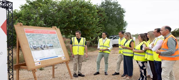 El proyecto, que está en marcha, permitirá ganar plataforma de calzada hasta los 6,60 metros de anchura. “Supone que los vecinos estarán más seguros y los vehículos pesados también verán mejorado su paso por esta carretera. Todos ganamos”