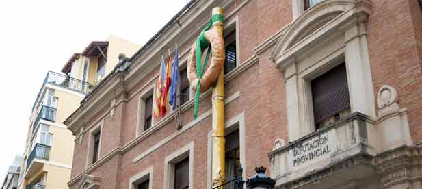 Un monumental "Rotllo i Canya" se ha instalado en el balc&oacute;n de la calle Mayor "como homenaje a la tradici&oacute;n, a la historia y al esp&iacute;ritu festivo que cada a&ntilde;o une a Castell&oacute;n y a sus municipios en torno a la Magdalena