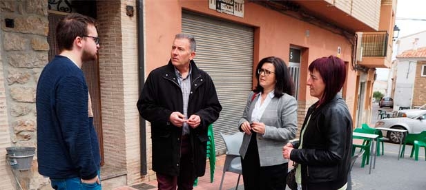 Miguel Clemente, portavoz del PP, defiende "la necesidad de escuchar al pueblo" frente a una alcaldesa "que con su decisión unilateral ha abierto la puerta a la despoblación"