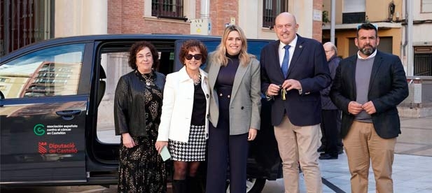 La presidenta de la Diputación de Castellón, Marta Barrachina, entrega las llaves del coche a la AECC en la provincia de Castellón y destaca que se trata de un "recurso muy importante"