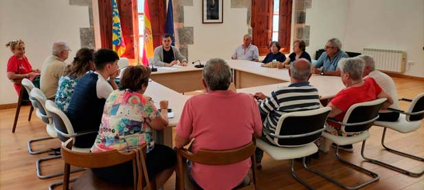 "El movimiento vecinal es siempre garantía de desarrollo y mejora. Son los ciudadanos los que mejor saben cuáles son sus prioridades. Tratar de ayudarles es un deber porque dar servicio y reforzar recursos es un deber", declara Arenes