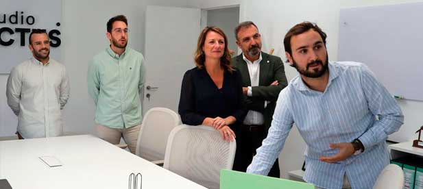 La primera edila también resalta que "el 49,7% de los empleos creados en el último mes han sido para mujeres"