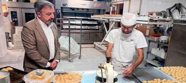 El edil resalta que la iniciativa pionera del Ayuntamiento de Castellón, referente nacional, alcanza un récord de 12 cursos para crear empleo estable y de calidad junto a empresas y asociaciones profesionales.