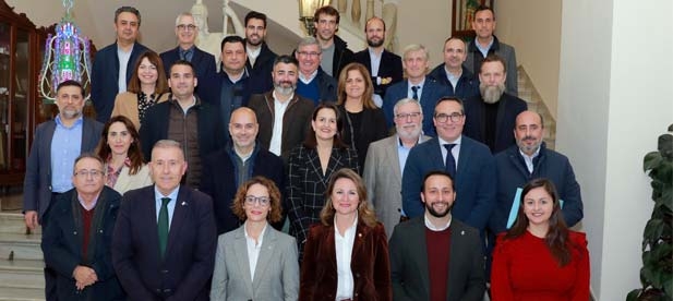 La alcaldesa les traslada "el apoyo del consistorio a la iniciativa privada que dinamiza y hace más grandes nuestras fiestas fundacionales"