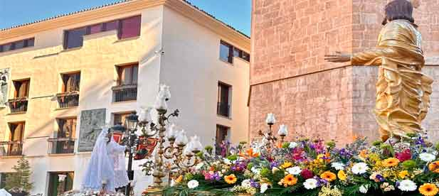 La torre campanario del Fadr&iacute; ha sido testigo un a&ntilde;o m&aacute;s del encuentro de las im&aacute;genes del Cristo Resucitado y la Virgen del Amor Hermoso.