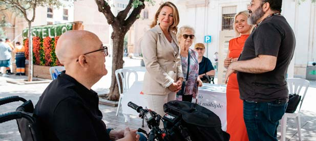 La alcaldesa Begoña Carrasco muestra su apoyo a la Asociación de Esclerosis Múltiple de Castellón durante su visita a una de las mesas informativas instaladas en la capital.