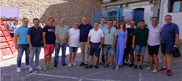 Junto al portavoz del PP en la localidad, Rafael Sorribes, y ediles del Grupo Municipal del PP en Eslida, Aguilella departe con los vecinos sobre un interior “que nos apasiona”.