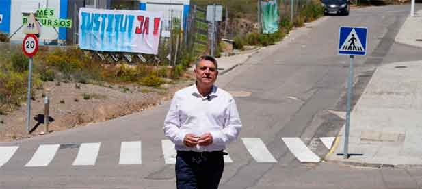 &ldquo;Comprom&iacute;s fue a Castell&oacute;n a dar lecciones sobre centros. Deber&iacute;a haber venido a Borriol: su alcalde es responsable de que miles de alumnos lleven 7 a&ntilde;os en aulas prefabricadas&rdquo;, dice el regidor.