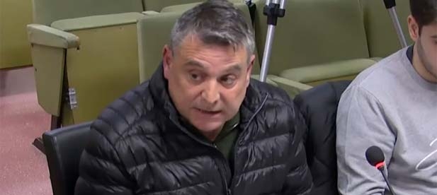 Enrique Esteve cree que ocupar una de las calles más transitadas y cuajadas de comercios de la localidad, dificulta el tráfico y crea malestar entre los residentes. “No es el camino”