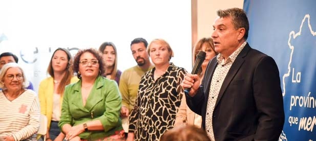 “Pedimos que se escuche a estos vecinos, que pagan sus impuestos y reclaman servicios. Debemos exigir a los ciudadanos que cumplan la normativa de limpieza de solares, pero el ayuntamiento es el primero que debe dar ejemplo”, afirma Esteve