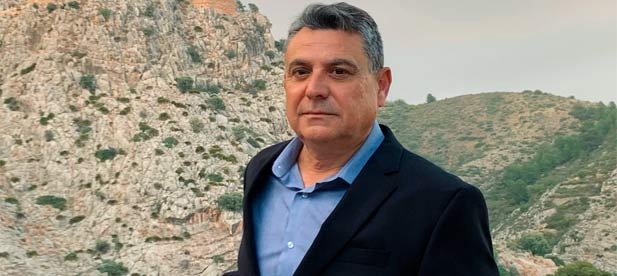 Esteve pide al alcalde de Compromís y al concejal socialista de Comercio delegado del mercado que escuchen. “Gobernar no significa imponer. Hay que escuchar, fomentar la participación y facilitar el debate. Dar la espalda no parece la mejor solución”