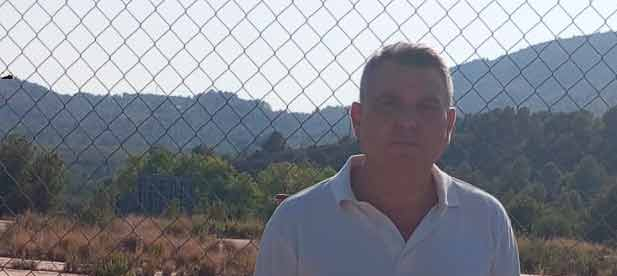 La desesperaci&oacute;n de las familias, de los alumnos y de los docentes &ldquo;est&aacute; m&aacute;s que justificada&rdquo;. &ldquo;Cuando un partido pol&iacute;tico tarda cerca de una d&eacute;cada en adquirir un terreno, es que algo falla en la gesti&oacute;n&rdquo;, advierte el regidor