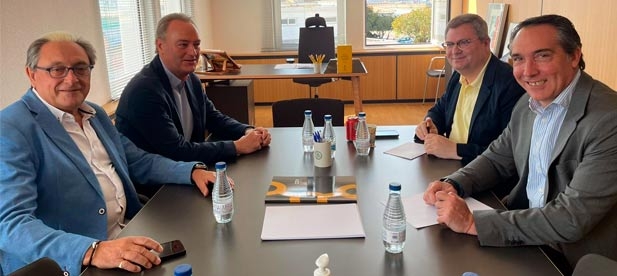 Acompañado por el diputado autonómico del PPCV, Rubén Ibáñez, defiende "una política en positivo, que ayude a quienes arriesgan para crear empleo, para abrir nuevos mercados y atraer nuevos visitantes. Porque Castellón es la mejor tierra del mundo"
