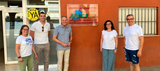 En el marco de la campaña, se reúne con la Asociación Provincial de Autoescuelas de Castellón para escuchar sus reivindicaciones. "Si somos capaces de visualizar los problemas seremos útiles en la resolución de los mismos."