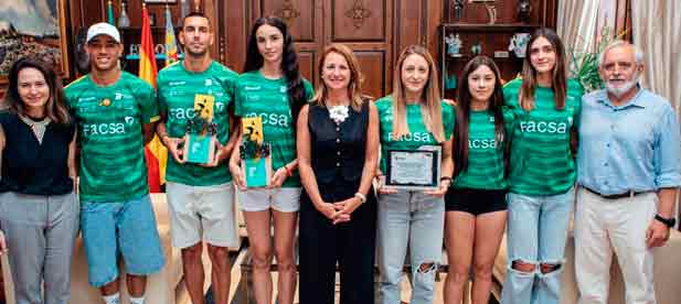 El consistorio les ha hecho entrega de una placa de reconocimiento por los m&eacute;ritos obtenidos en una prueba que ha reunido a la &eacute;lite de los clubes del atletismo europeo