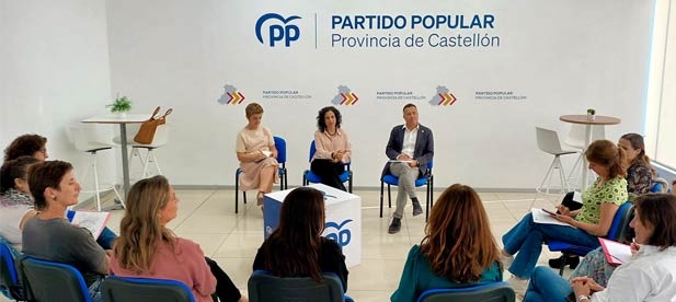 La vicesecretaria de Acción Social, Elena Albalat, escucha a los representantes de Afamo, Madres Solteras por Elección, Fanucas, Monofamilias, Fanucova y Family Up “para activar políticas que respondan a sus demandas y nos hagan crecer”