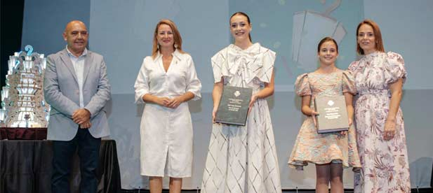 El acto se ha celebrado a las 20:00 h en el Teatro el Raval Rafa Lloret y también han asistido la Fallera Mayor Infantil de Valencia y la Bellea del Foc Infantil de Alicante