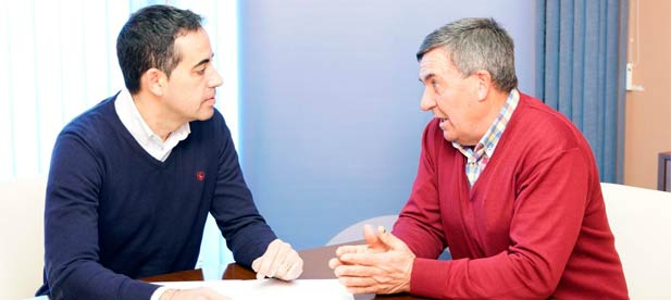 El portavoz del PP en Villamalur, Adrián Moliner, traslada al diputado provincial de Carreteras, Héctor Folgado, la necesidad de adecuar las condiciones de la plataforma
