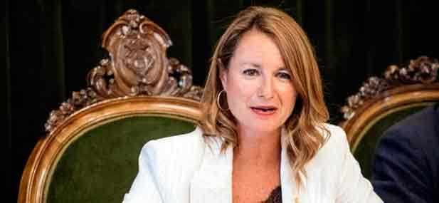 La alcaldesa Bego&ntilde;a Carrasco y representantes del Consell y la Diputaci&oacute;n participan en el acto de apoyo a Ceuta