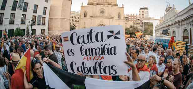 La Plaza Mayor ha acogido esta tarde la concentraci&oacute;n convocada en ayuntamientos de toda Espa&ntilde;a bajo el lema "Ceuta somos todos"