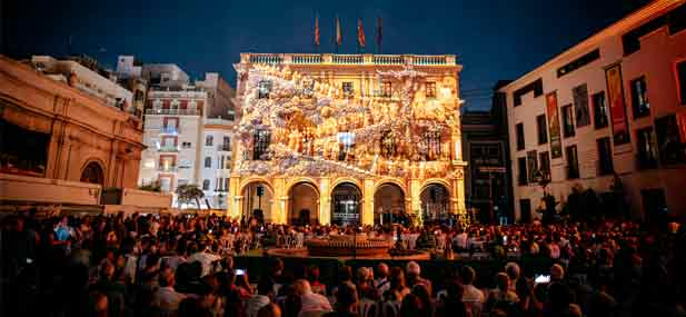 Hoy la fachada del Ayuntamiento se ha convertido en un lienzo sobre el que recordar la historia de la fundaci&oacute;n de nuestra ciudad