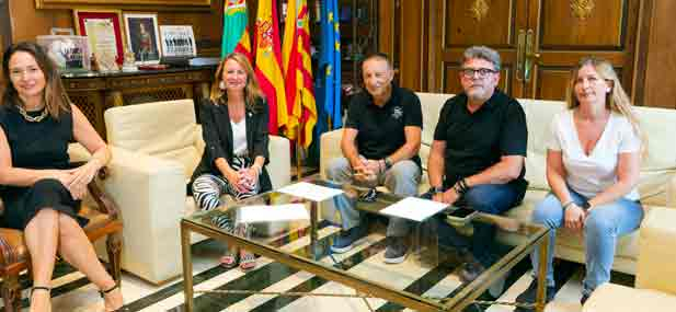 La primera edila destaca "la afici&oacute;n orellut es el principal activo, el motor indispensable para un s&iacute;mbolo de la ciudad, con m&aacute;s de 104 a&ntilde;os de historia, como es el CD Castell&oacute;n.