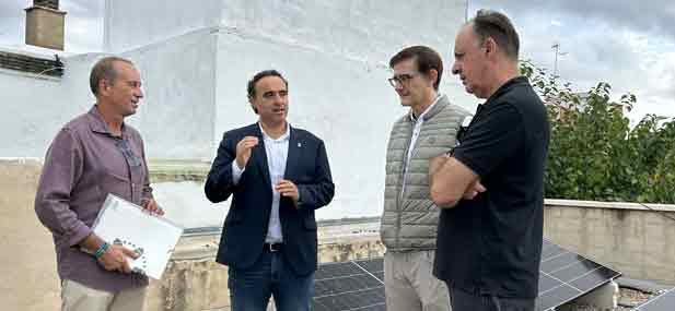 "Las placas fotovoltaicas reflejan el compromiso de la Diputaci&oacute;n con un territorio m&aacute;s sostenible", ha destacado Jos&eacute; Mar&iacute;a Andr&eacute;s