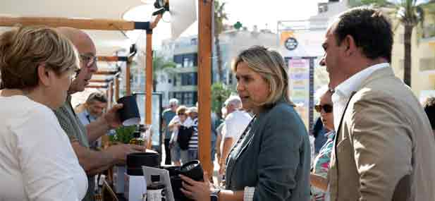 La presidenta de la instituci&oacute;n provincial, Marta Barrachina, junto al vicepresidente y responsable del &aacute;rea Tur&iacute;stica, Andr&eacute;s Mart&iacute;nez, visita el certamen gastron&oacute;mico ubicado en el Paseo mar&iacute;timo de la playa norte