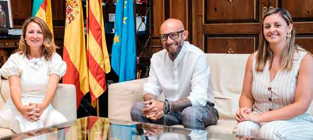 "El Festival Internacional del Viento adelanta la bienvenida al verano en nuestra ciudad y dinamiza y pone en valor el principal recurso y escaparate tur&iacute;stico de Castell&oacute;n, que son sus playas", recuerda Carrasco