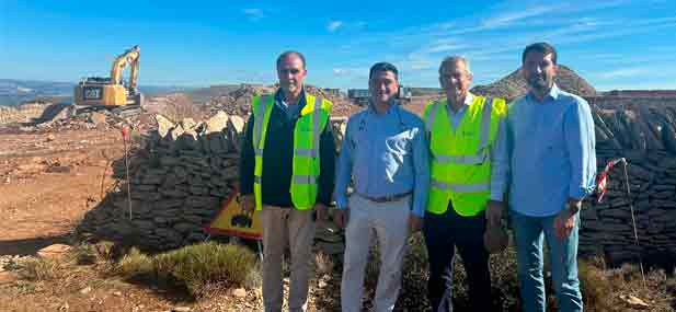 Junto al secretario auton&oacute;mico de Agricultura, Vicente Tejedo, y el diputado auton&oacute;mico y concejal del Ayuntamiento de Morella, Jes&uacute;s Lecha, Ort&iacute; destaca el impulso a una comarca l&iacute;der en este tipo de explotaciones extensivas a nivel auton&oacute;mico