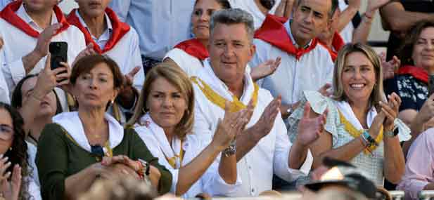 La presidenta destaca la Entrada de Toros y Caballos como un espect&aacute;culo "m&aacute;gico y &uacute;nico en el mundo"