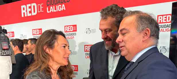 El acto ha contado con la presencia del presidente de LALIGA, Javier Tebas, la presidenta de la FEMP, Mar&iacute;a Jos&eacute; Garc&iacute;a-Pelayo, y el presidente del Senado, Pedro Roll&aacute;n