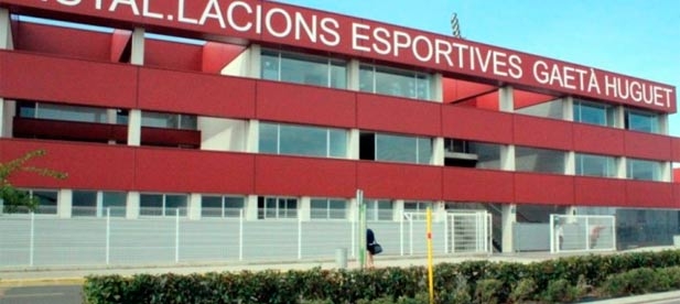 El estado deficiente de la pista del Gaetà Huguet requiere una adecuación sin más demora, llevamos tres meses perdidos desde que un juez árbitro denunciara en un informe el mal estado de la misma.