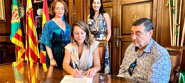 Carrasco junto al impulsor de la iniciativa para proteger y dignificar el monumento de la Gaiata, Agustín Món, han firmado hoy el documento de aceptación para dar traslado a la Conselleria.